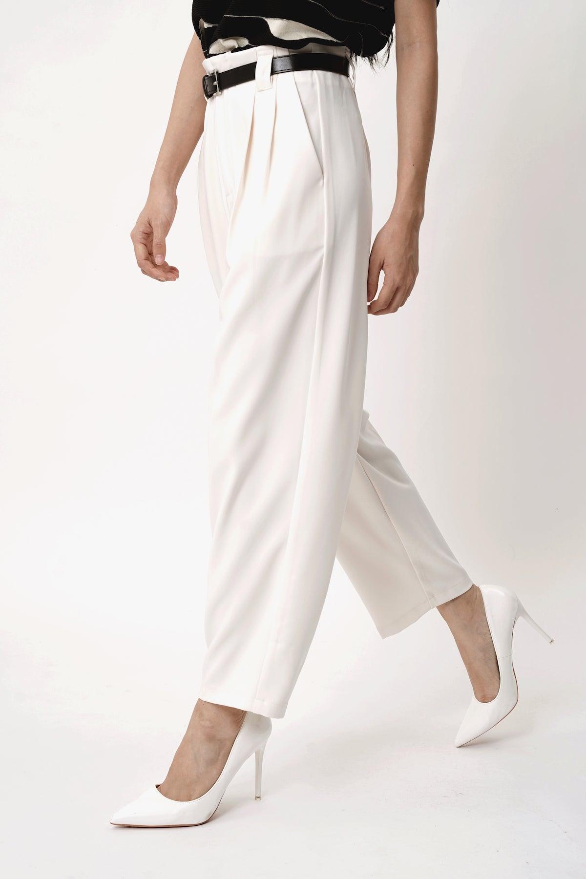 Lewis Belted Ankle Trouser In Broken White