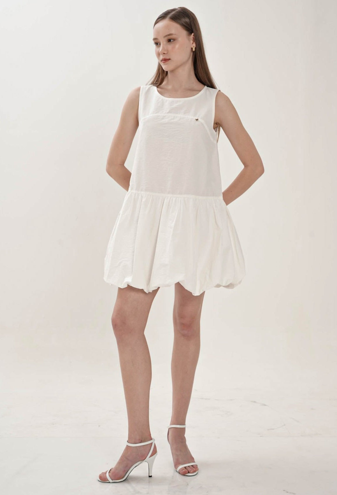 Cienta Balloon Mini Dress In Broken White
