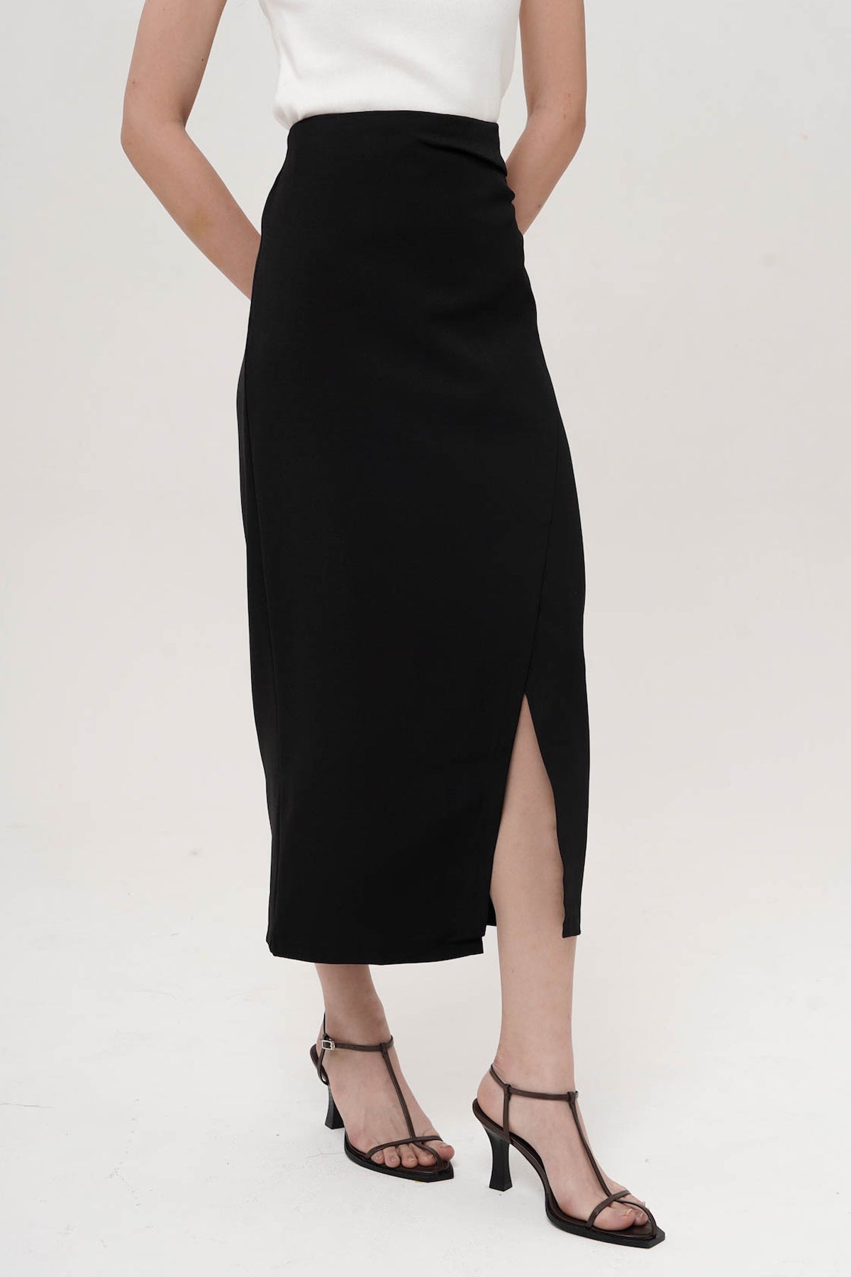 Zamora Midi Skirt In Black