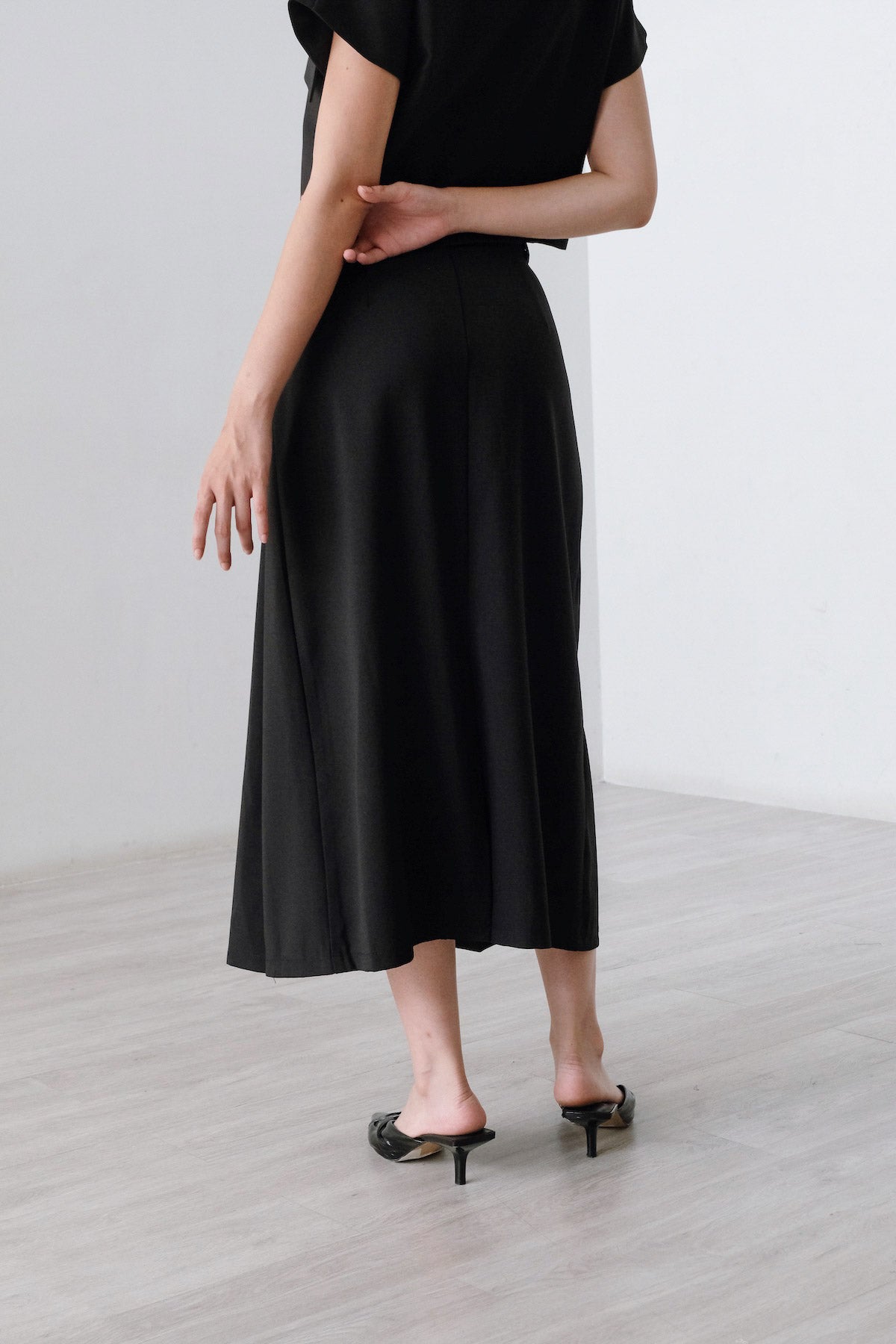 Gauff Anti-Wrinkle Midi Skirt In Black (1 LEFT)