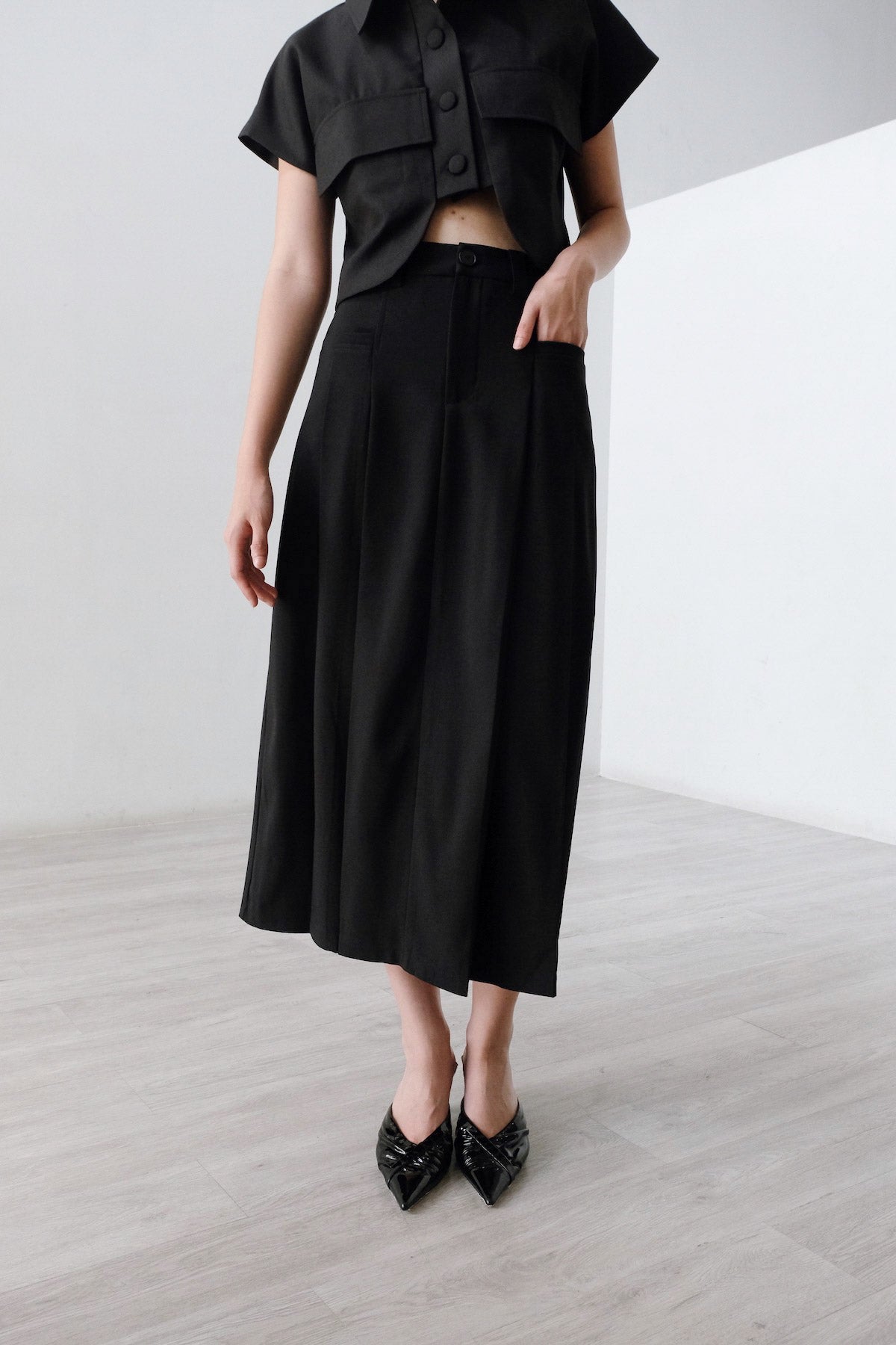 Gauff Anti-Wrinkle Midi Skirt In Black (1 LEFT)