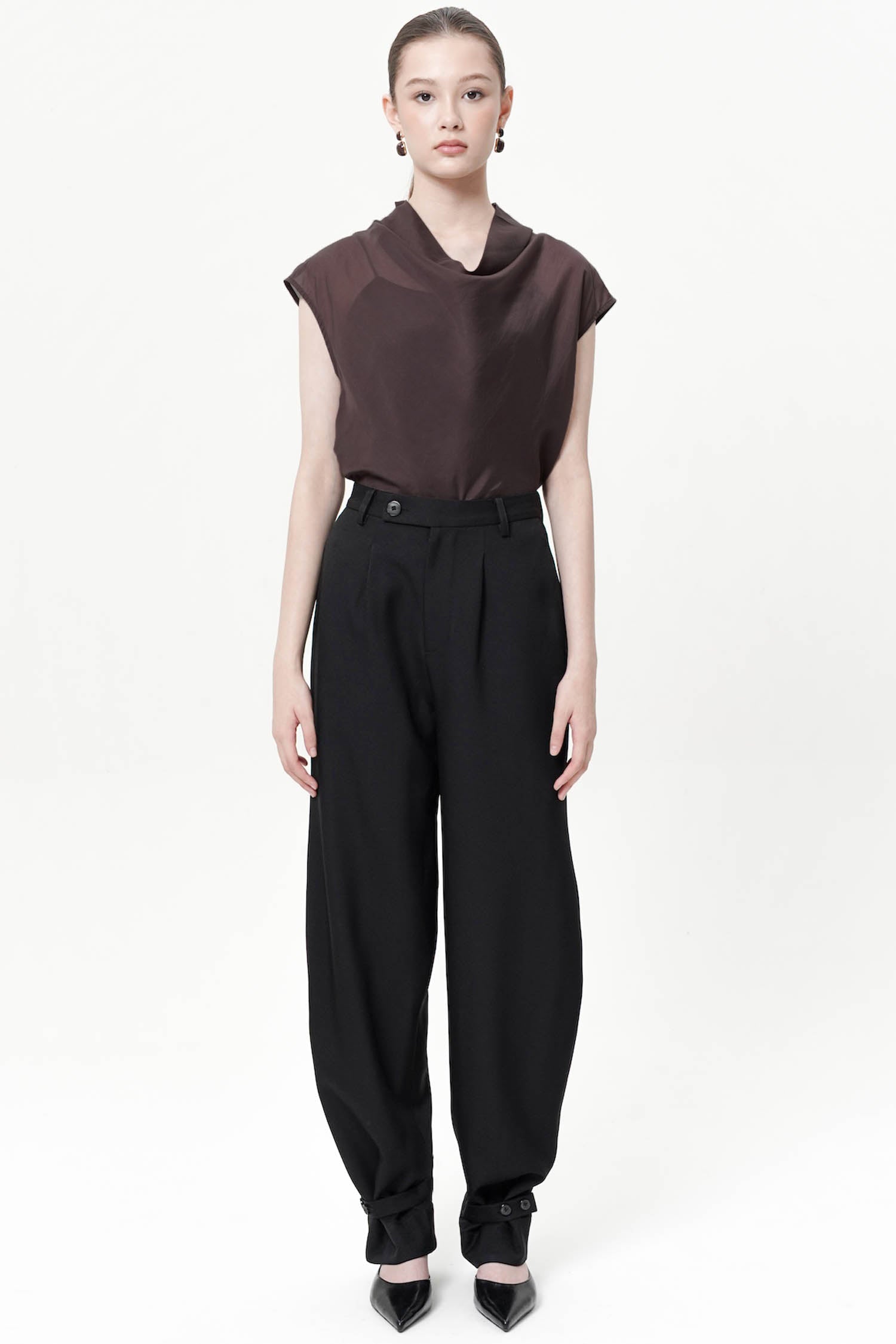 Linden Barrel Trousers In Black
