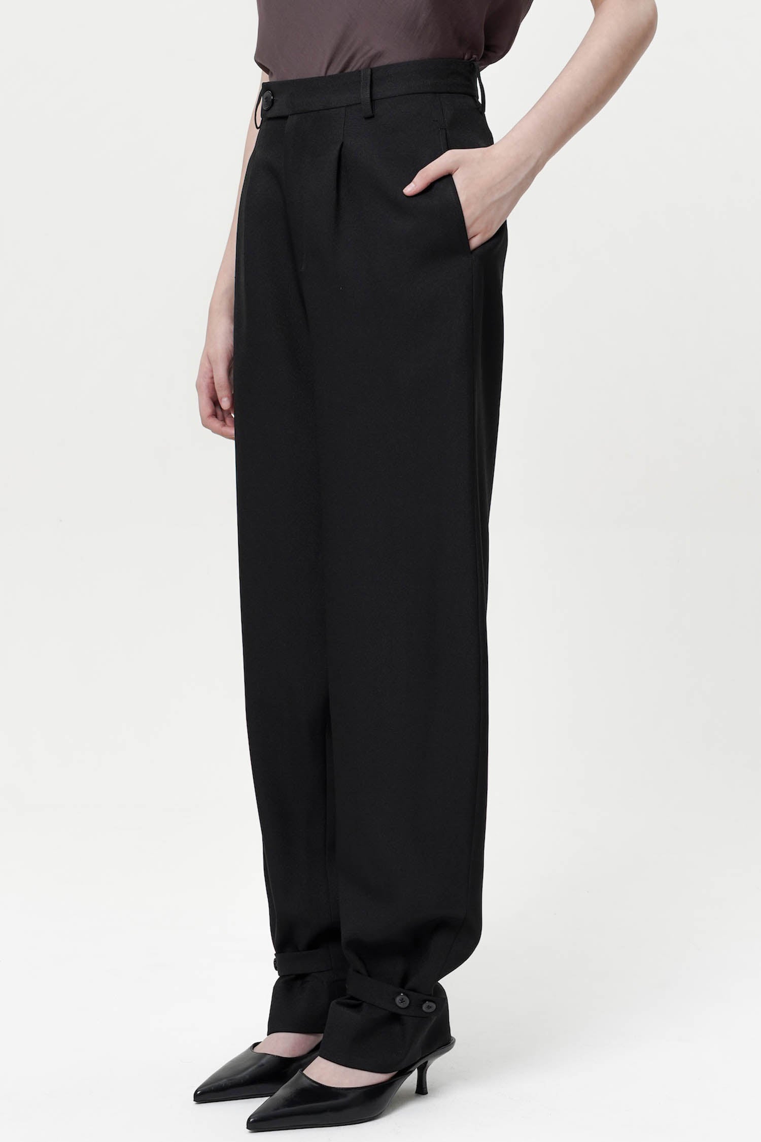 Linden Barrel Trousers In Black
