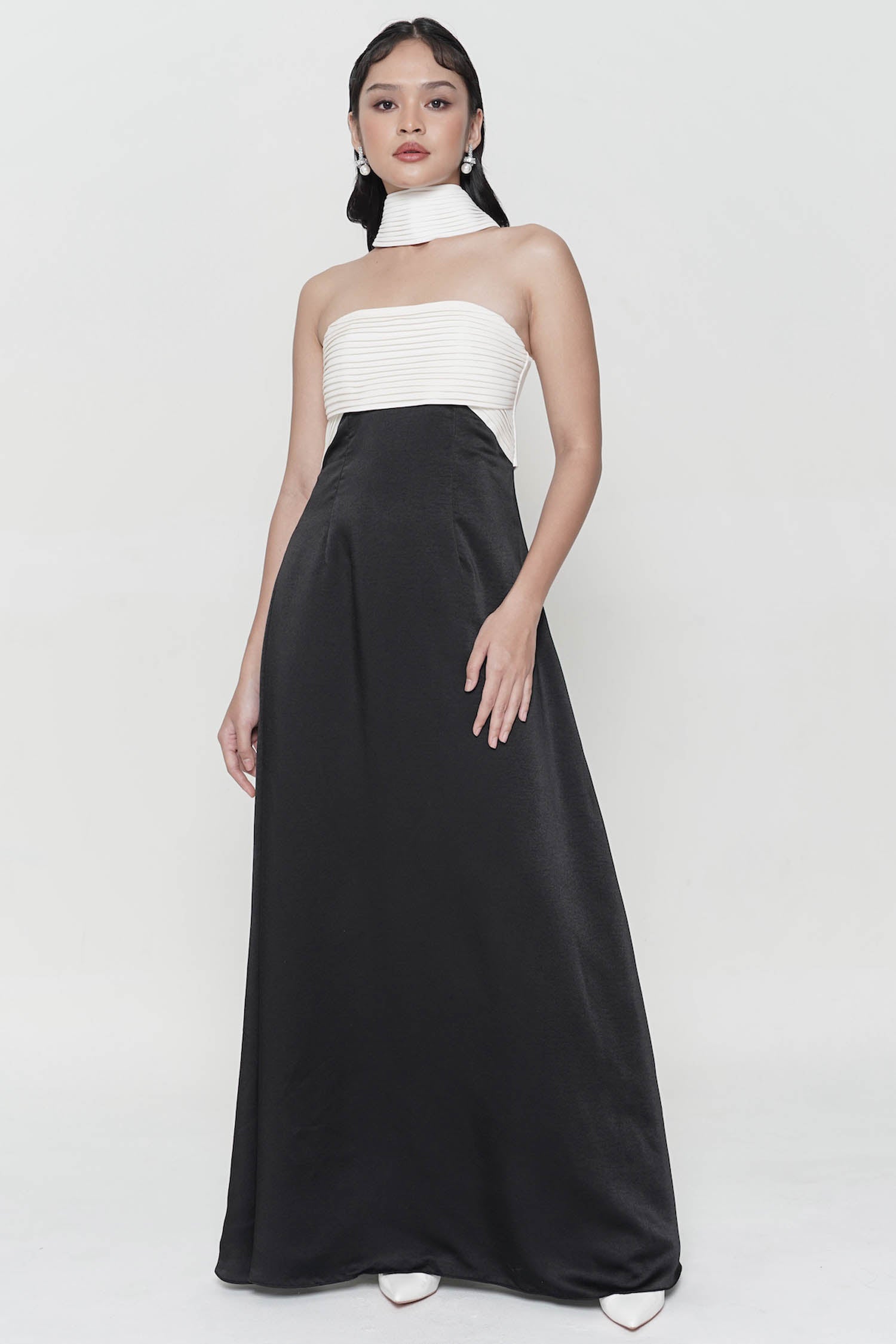 Kairi Long Gown In Creme Black