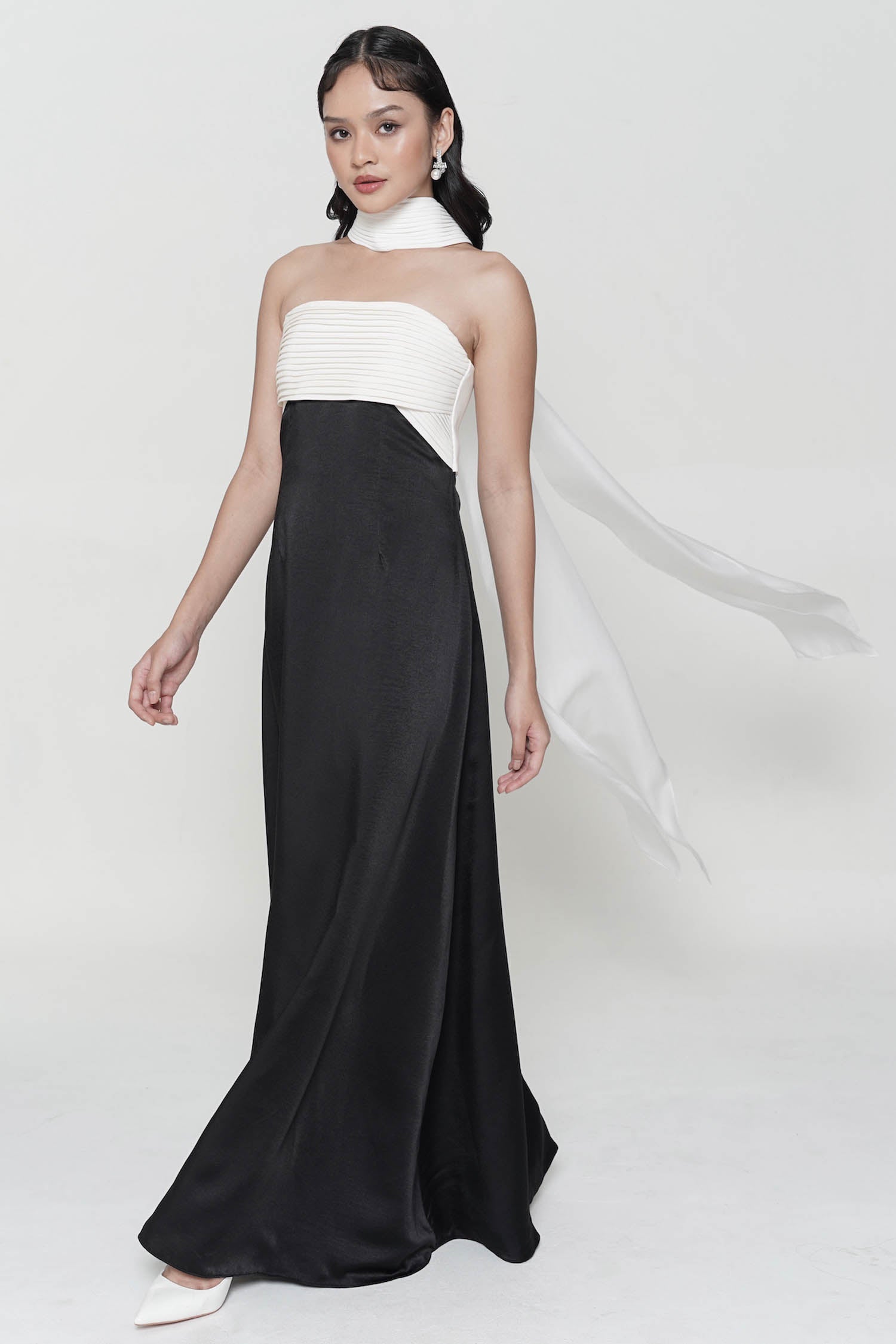 Kairi Long Gown In Creme Black