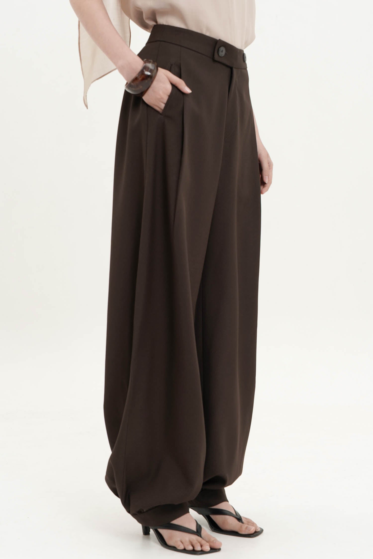 Inez Barrel Trousers In Espresso