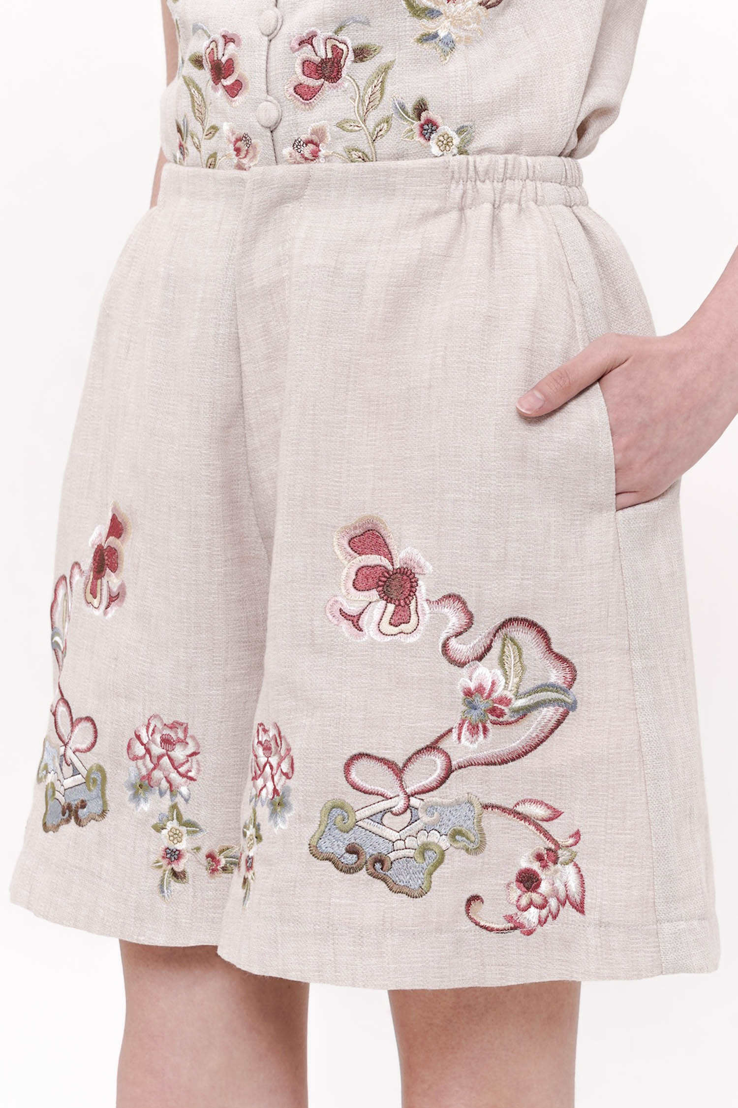 Lian Embroidered Shorts In Oat