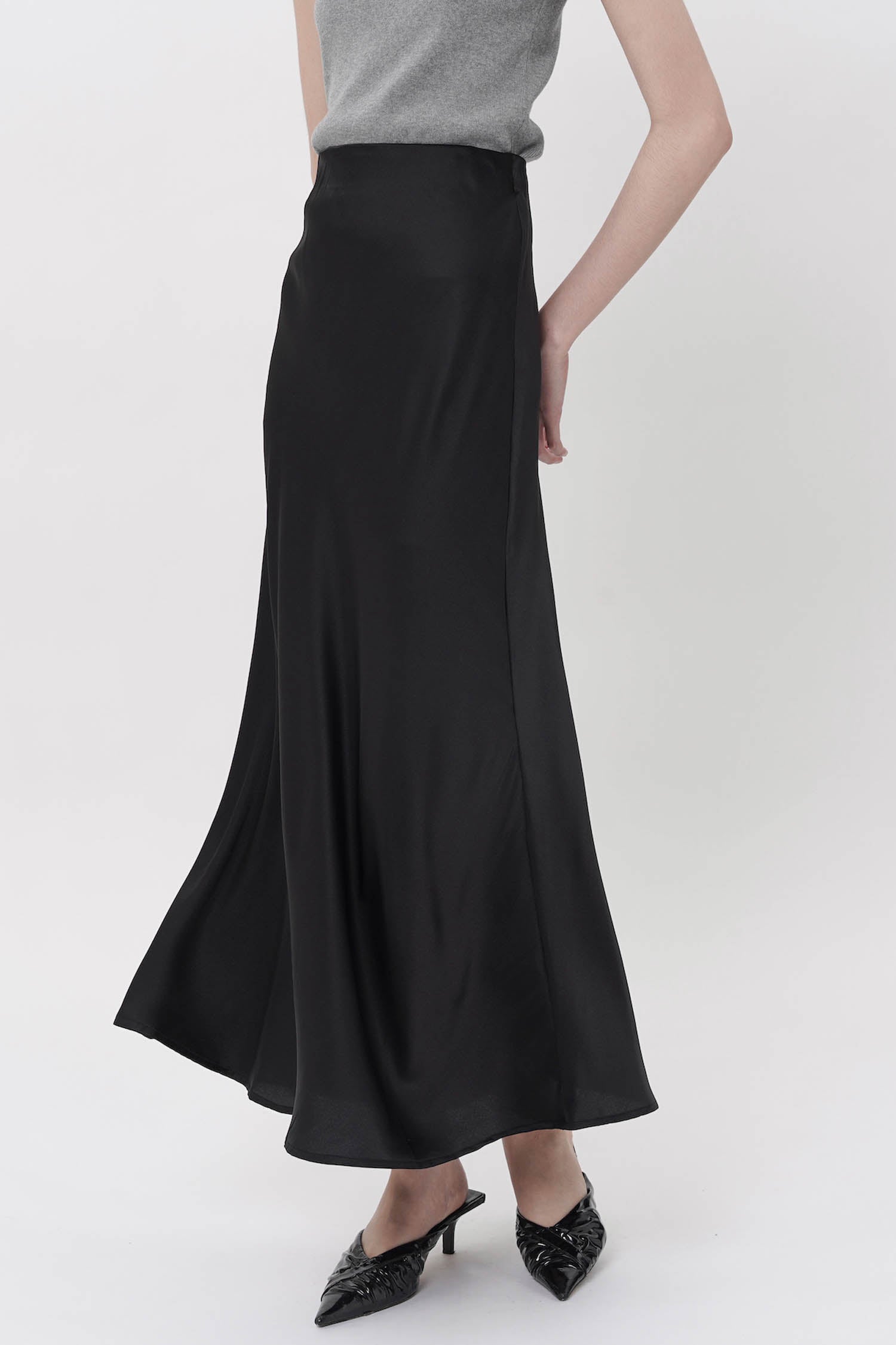 Alonda Maxi Satin Skirt In Black