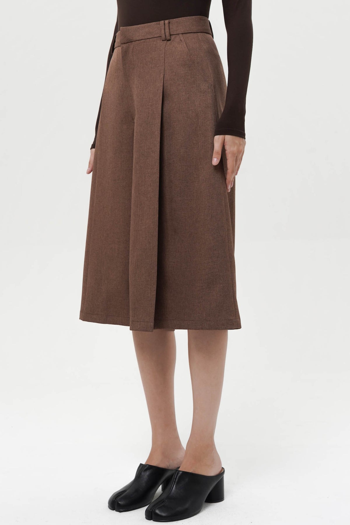 Elias Pleated Bermuda Shorts In Brown