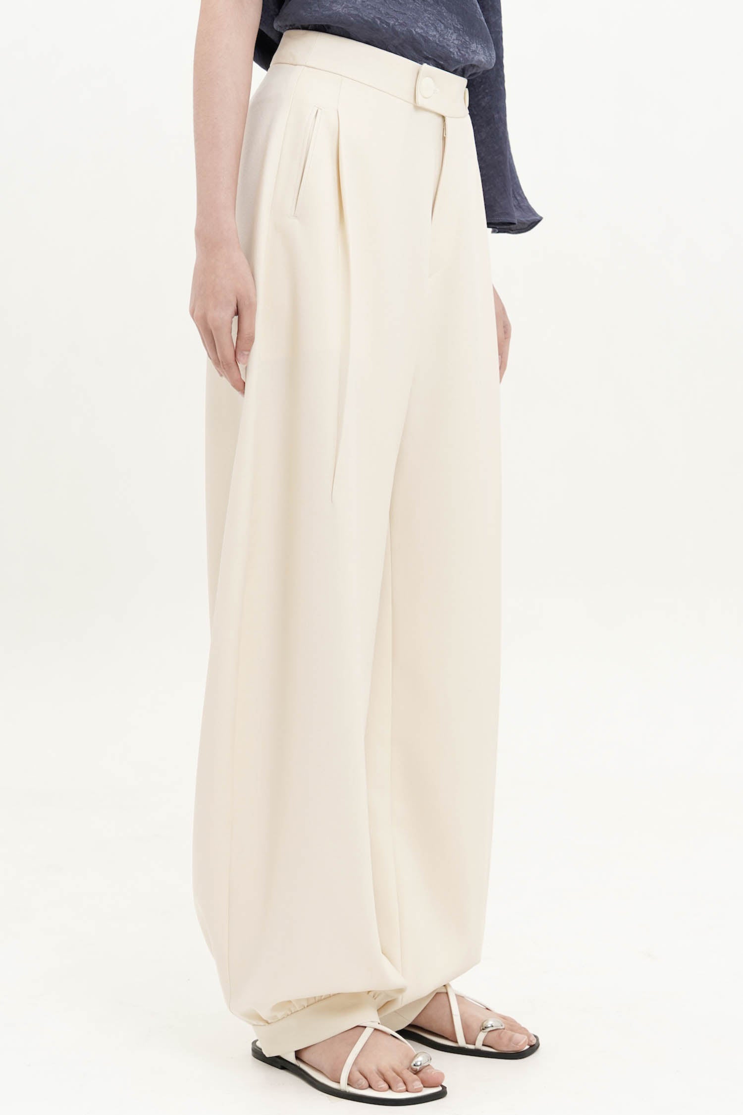 Inez Barrel Trousers In Ivory