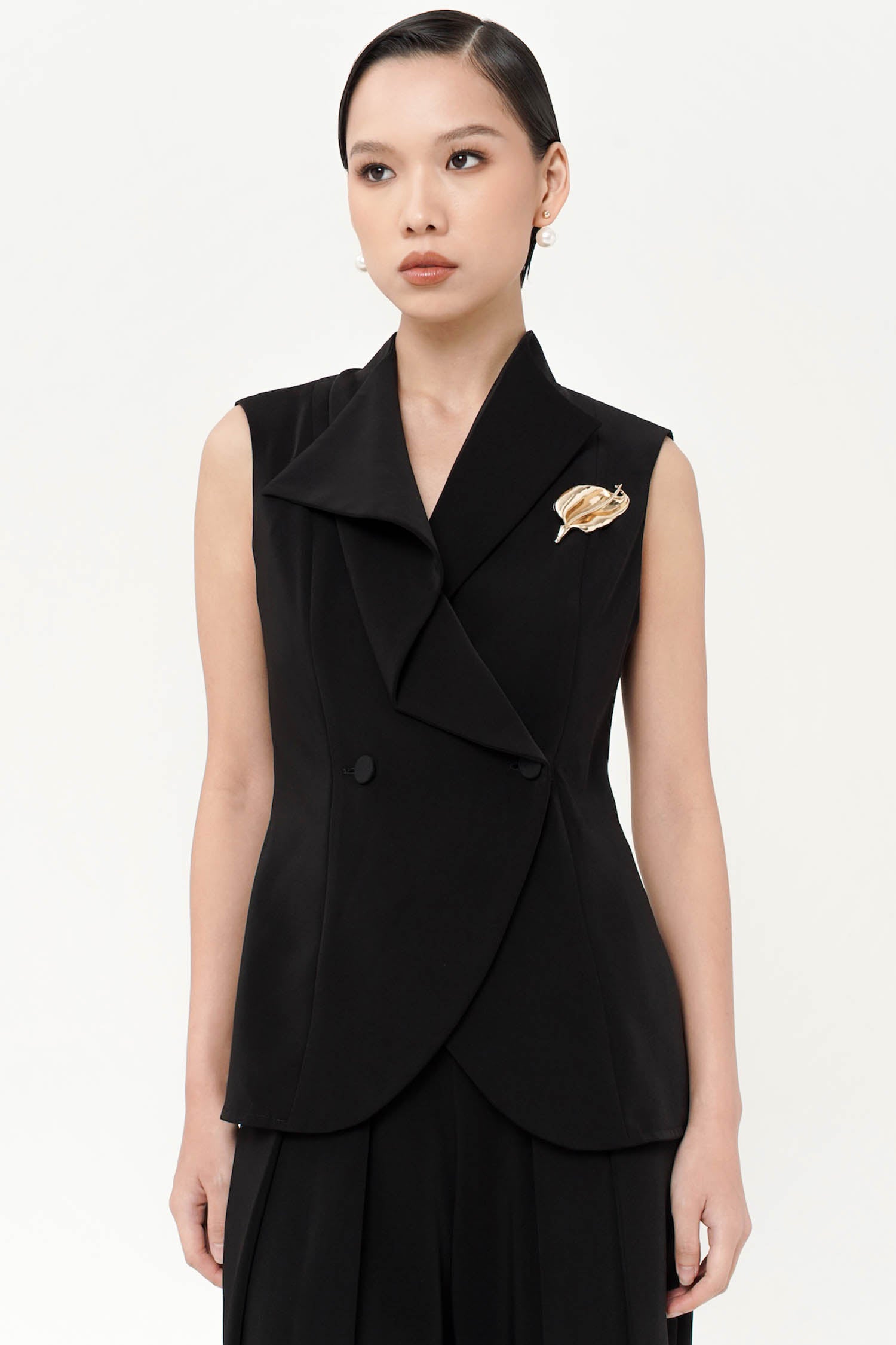 Kairo Vest In Black (BROOCH INCLUDED)