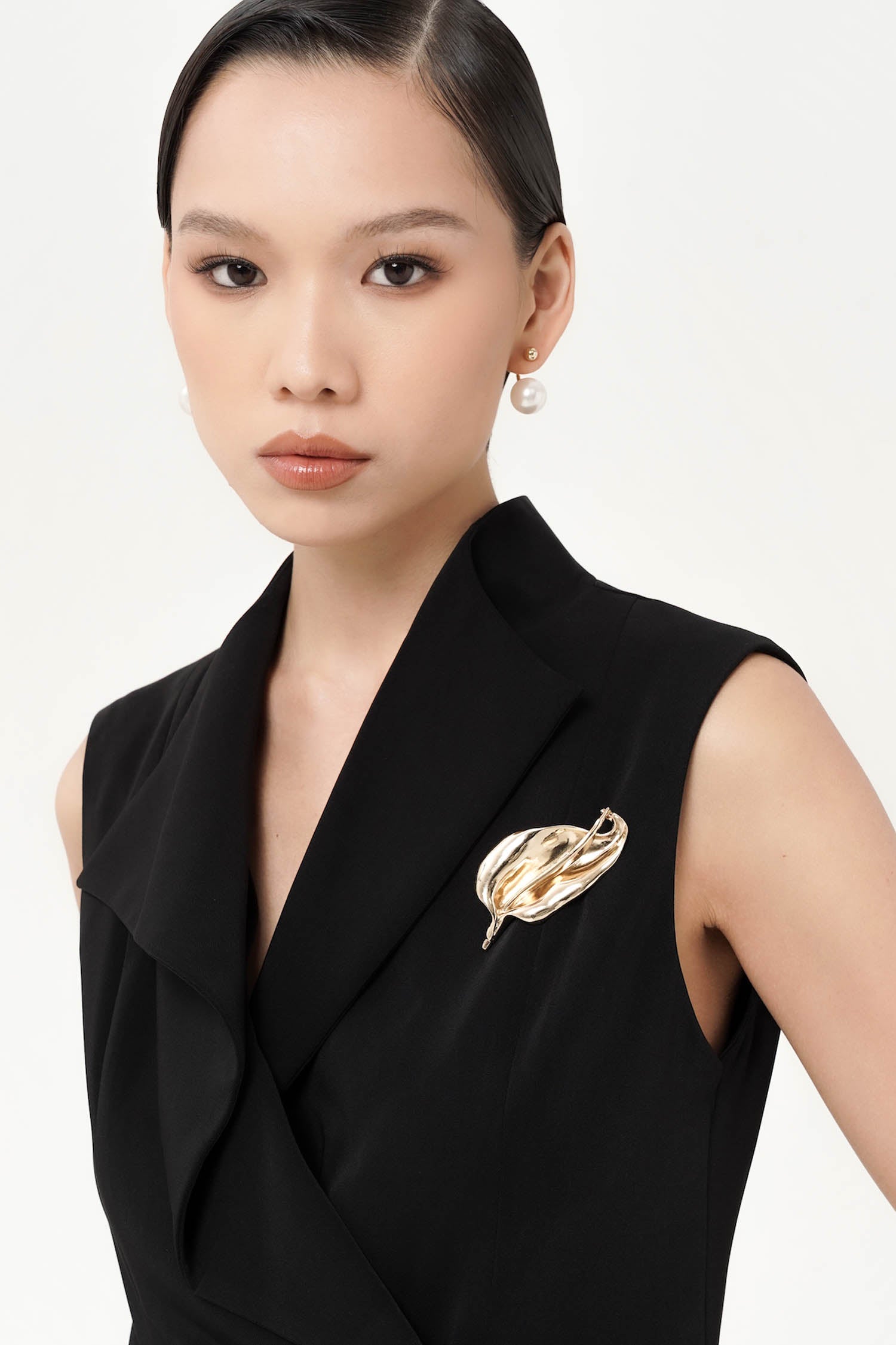 Kairo Vest In Black (BROOCH INCLUDED)