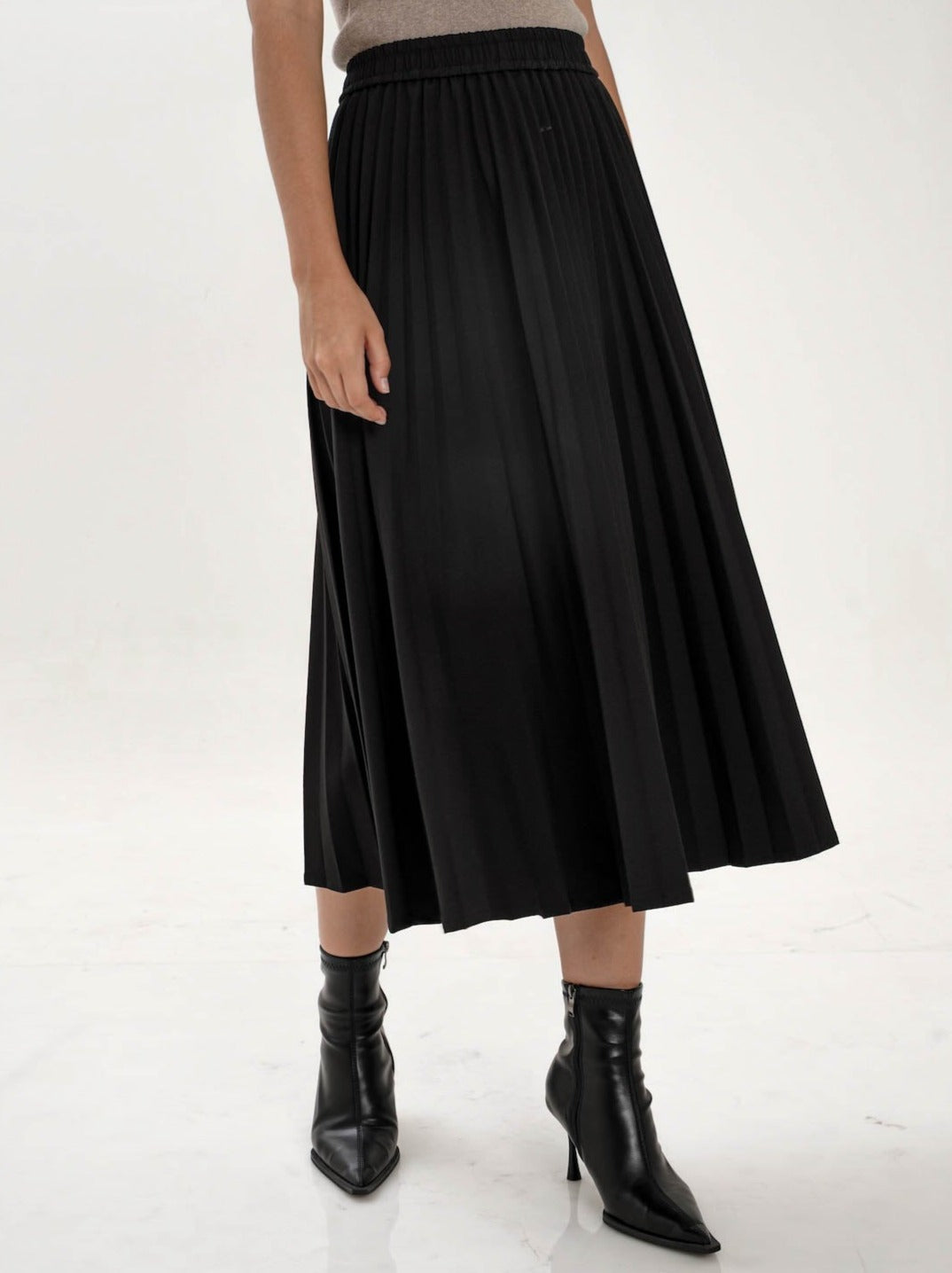 Beata Midi Pleated Skirt In Black