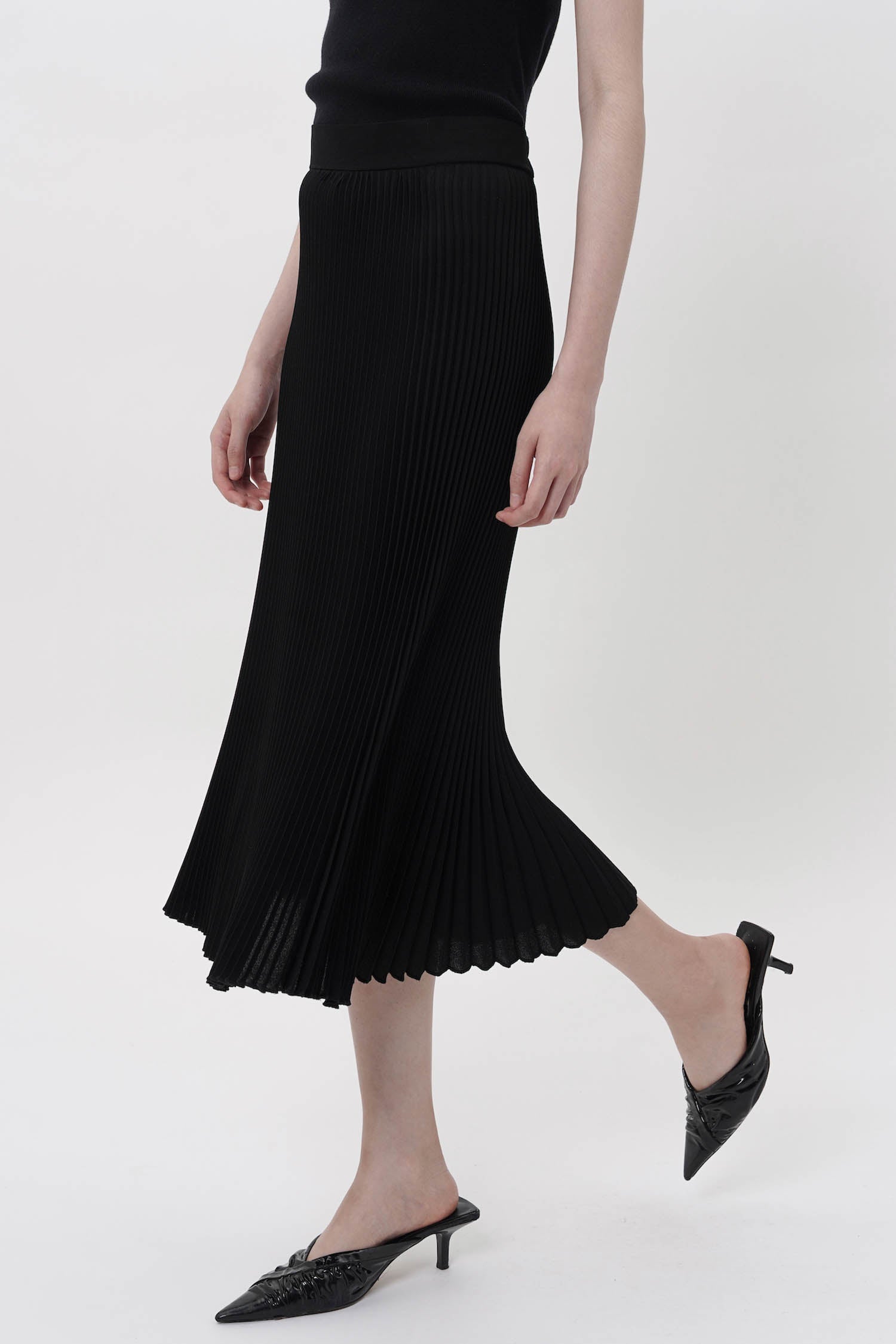 Hiu Pleated Midi Skirt In Black (4 LEFT)