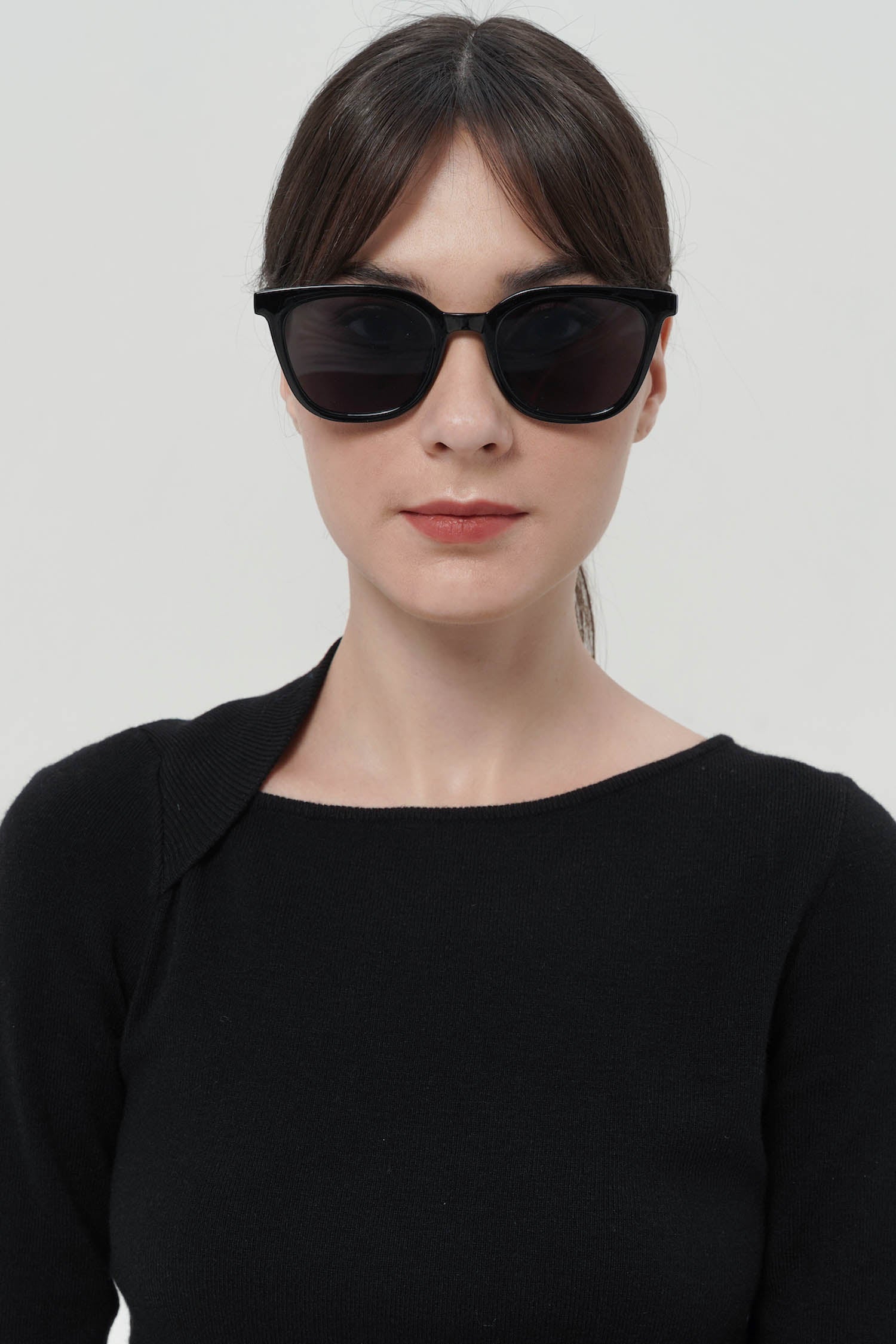 Mieun Sunglasses In Black (4 LEFT)