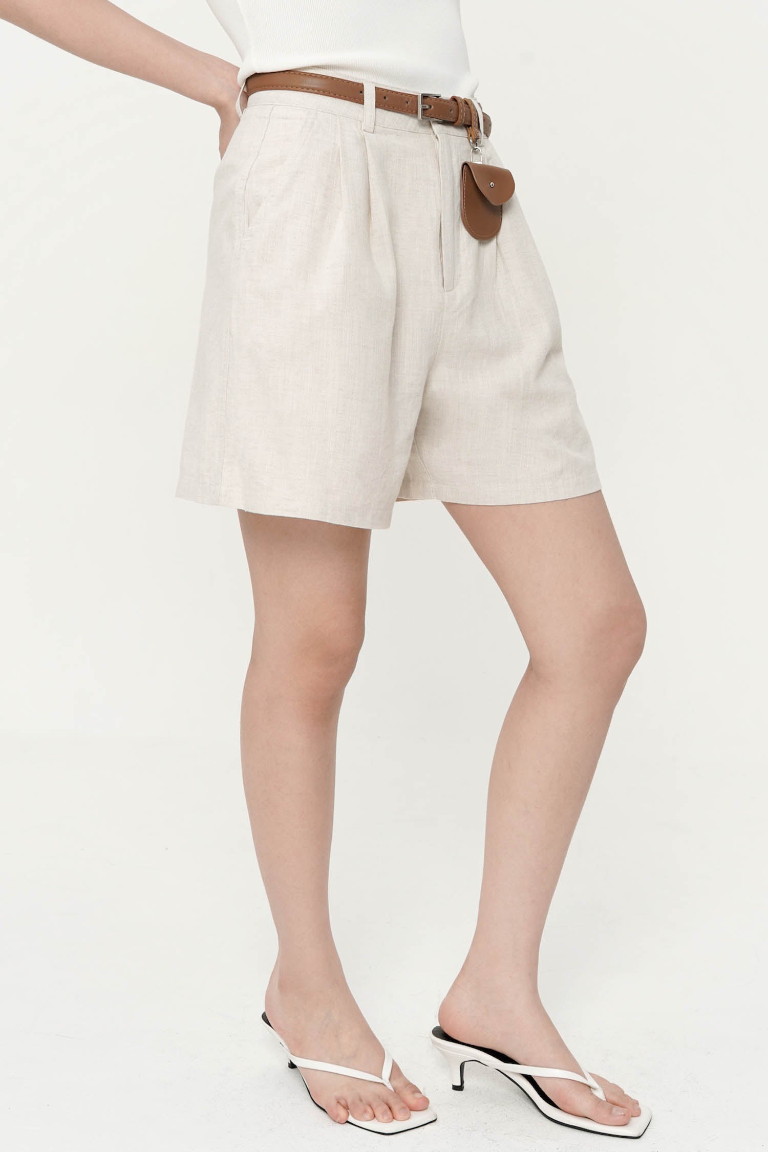 Piper Linen Shorts In Creme