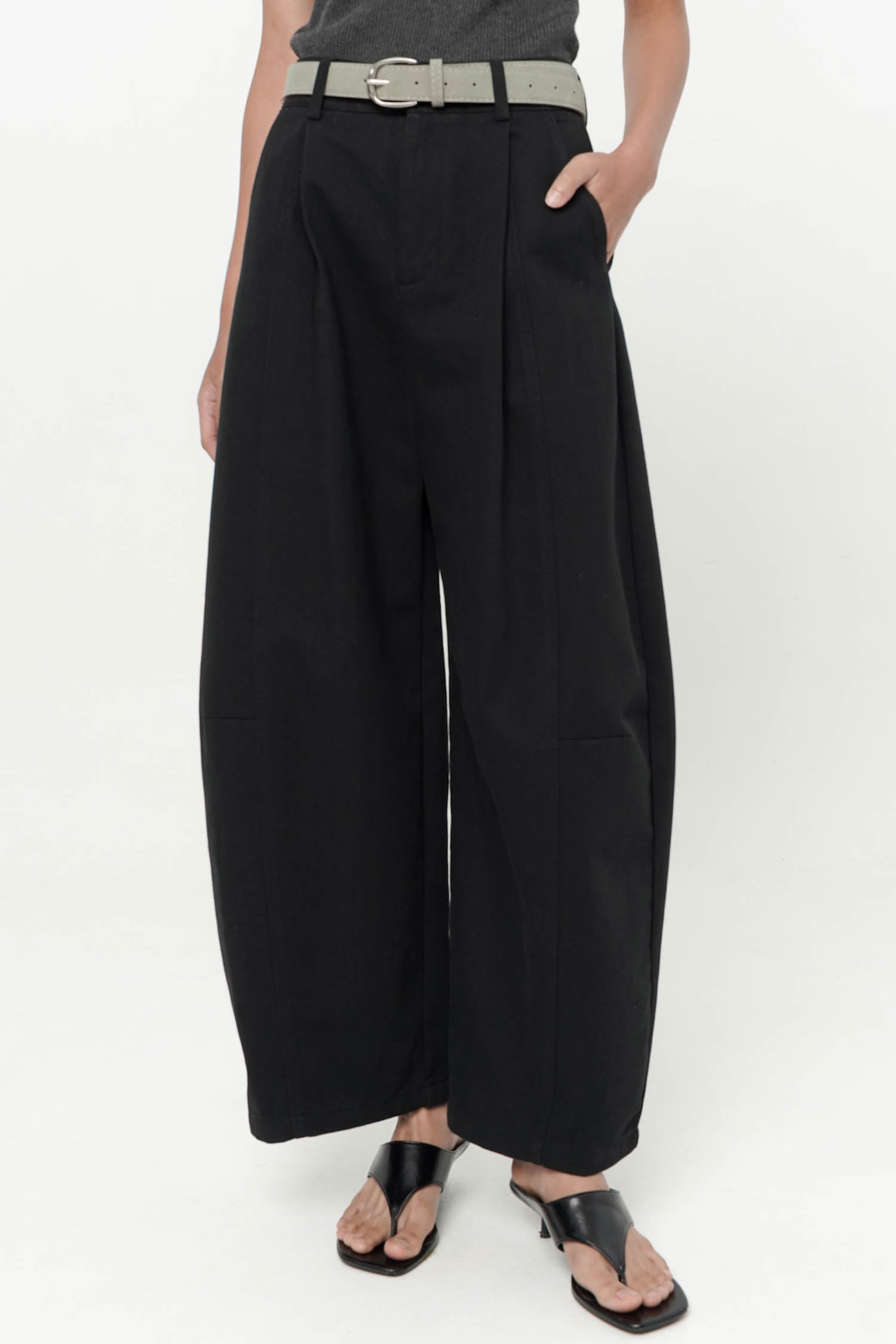 Lennox Barrel Pants In Black