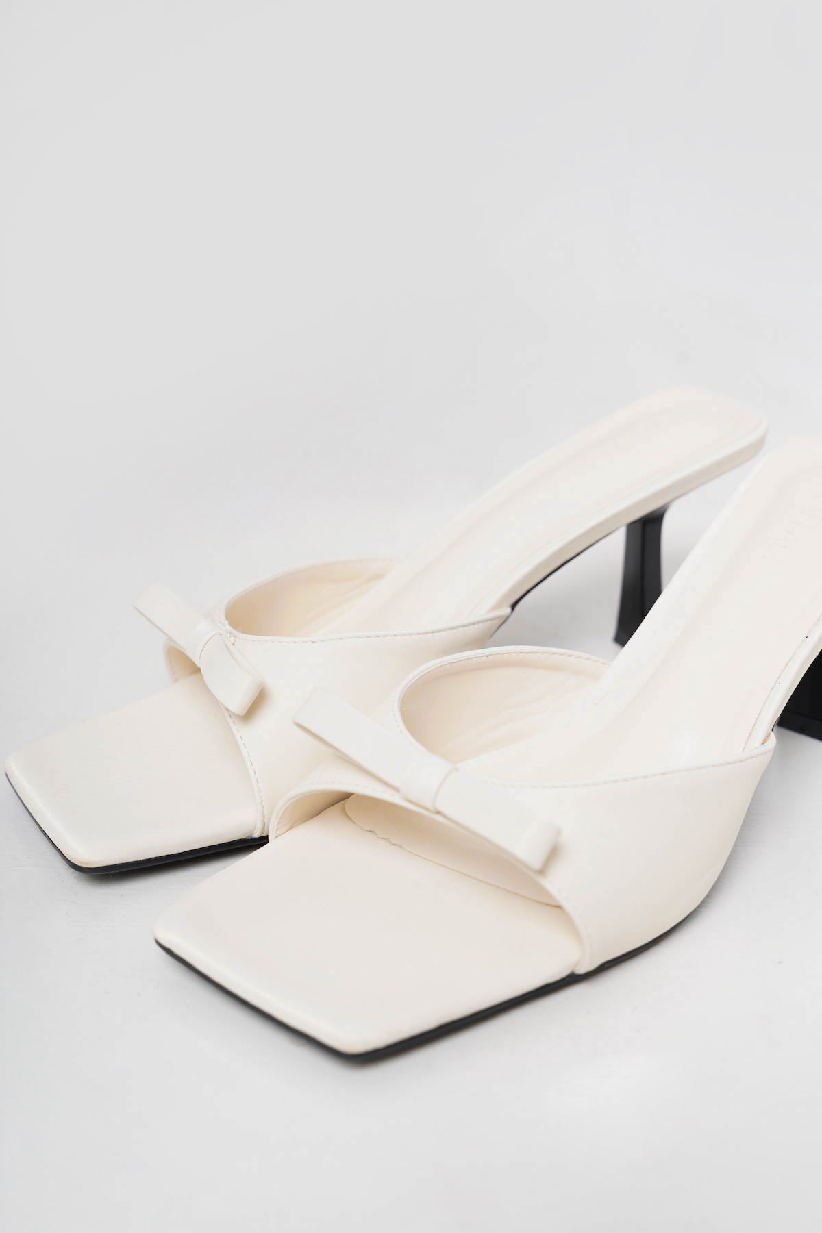 Onicha Bow Sandals In Broken White