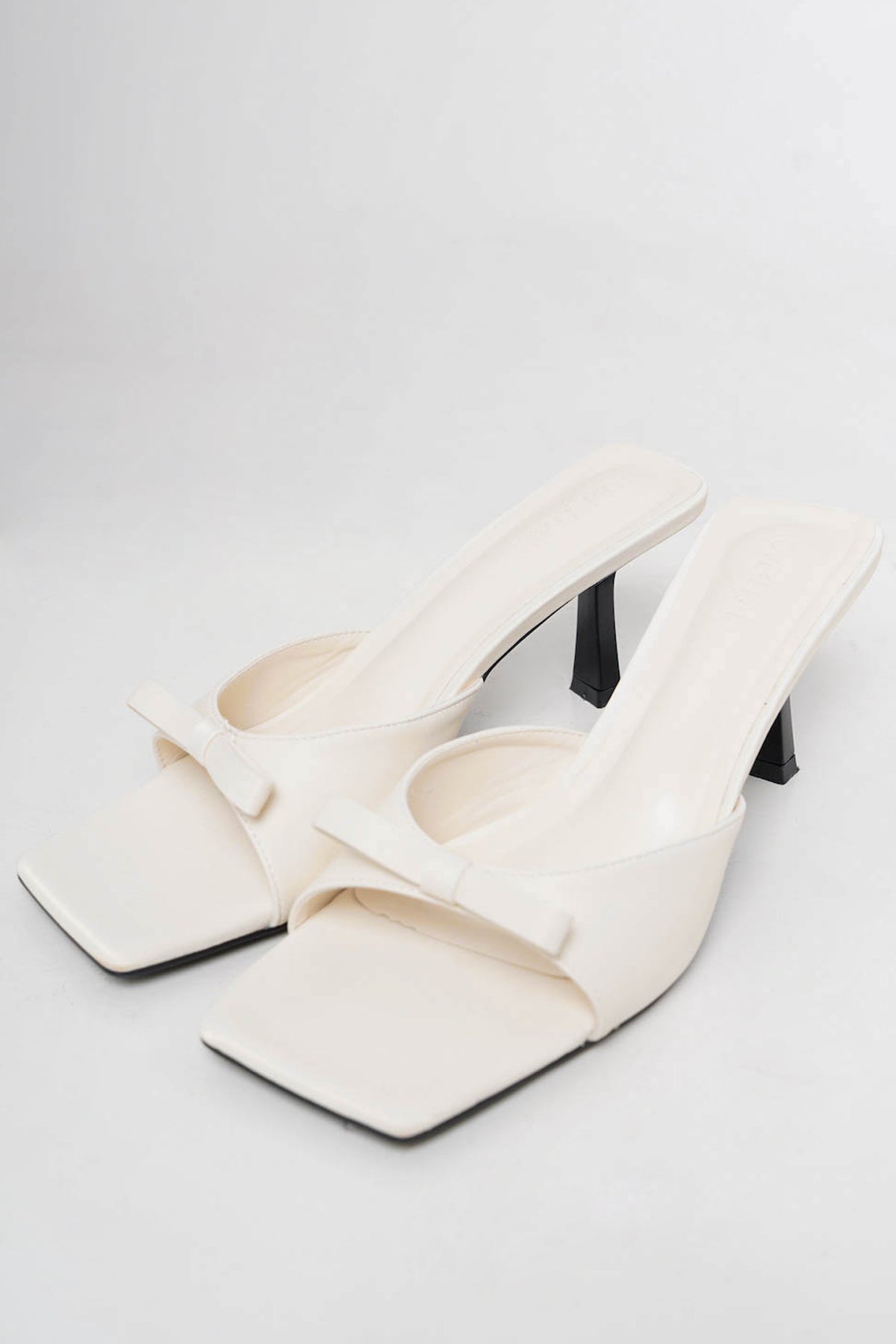 Onicha Bow Sandals In Broken White