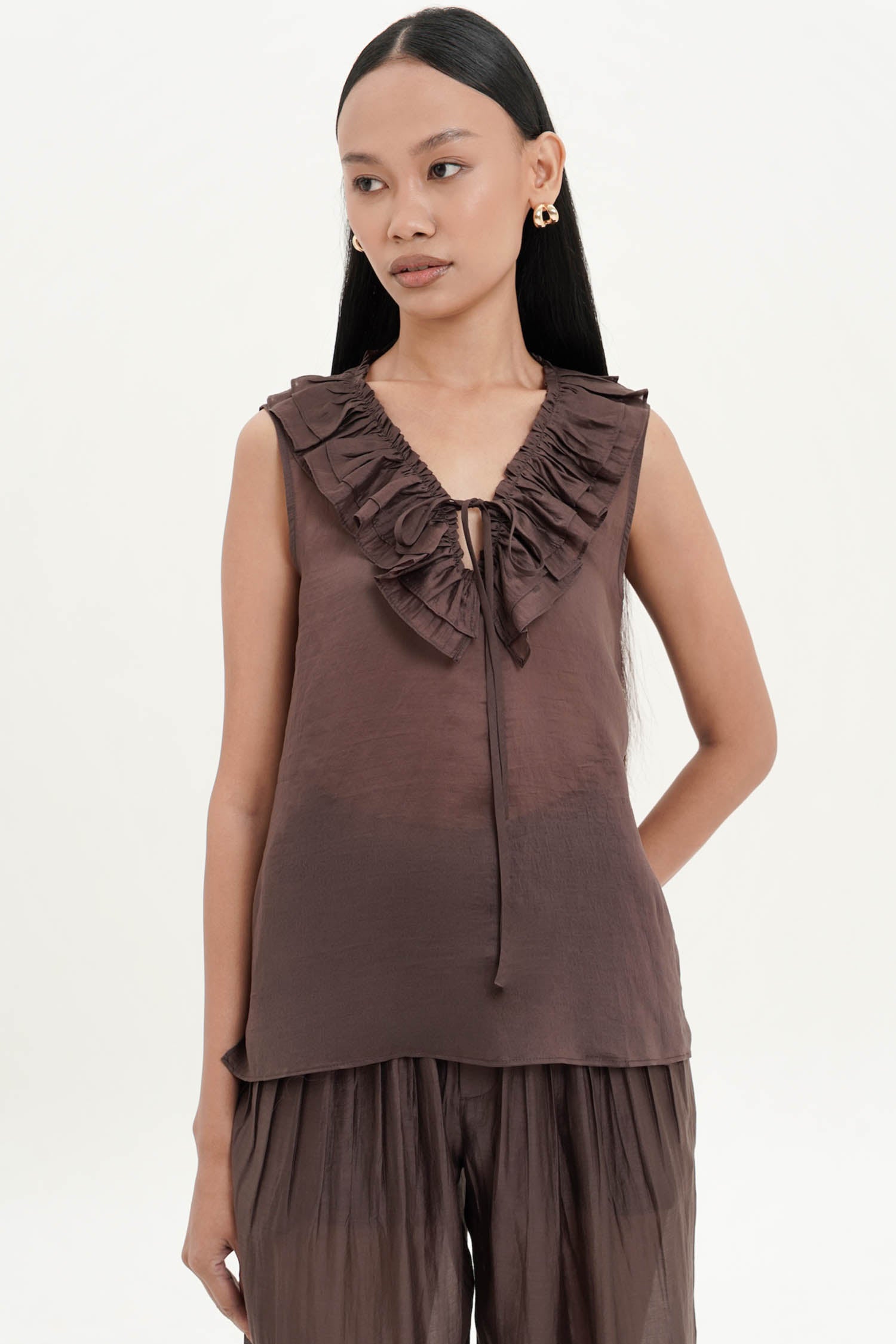 Madeline Sleeveless Ruffle Top In Espresso