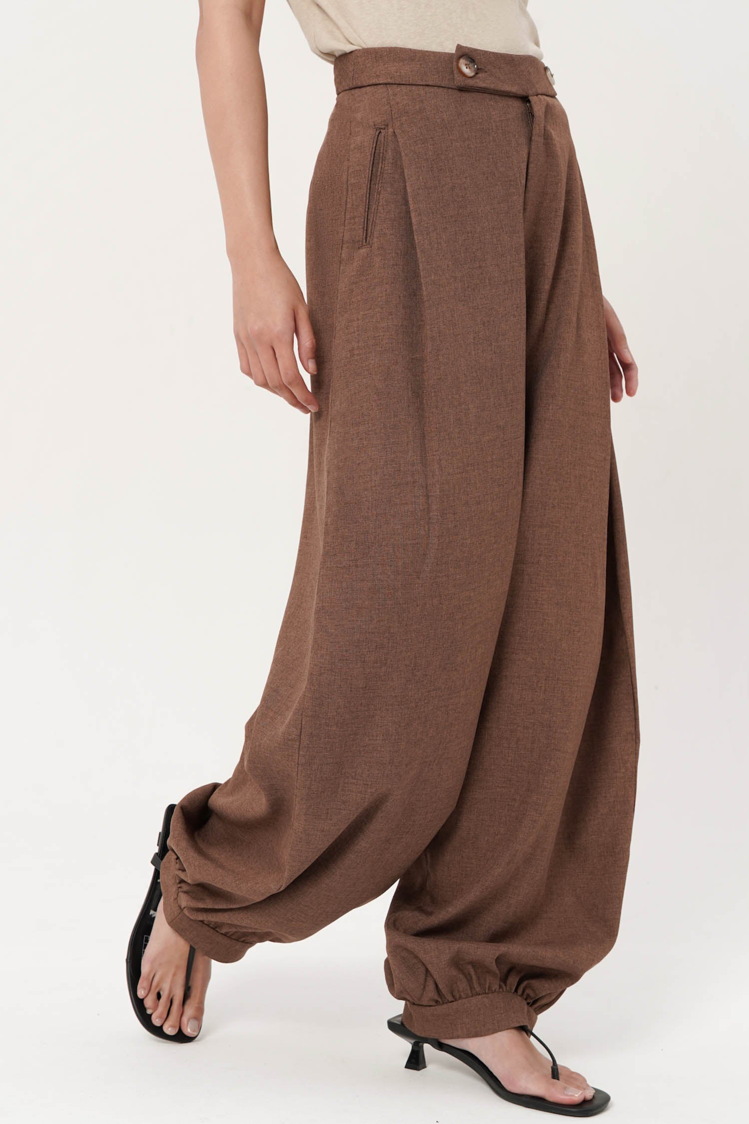 Inez Barrel Trousers In Brown