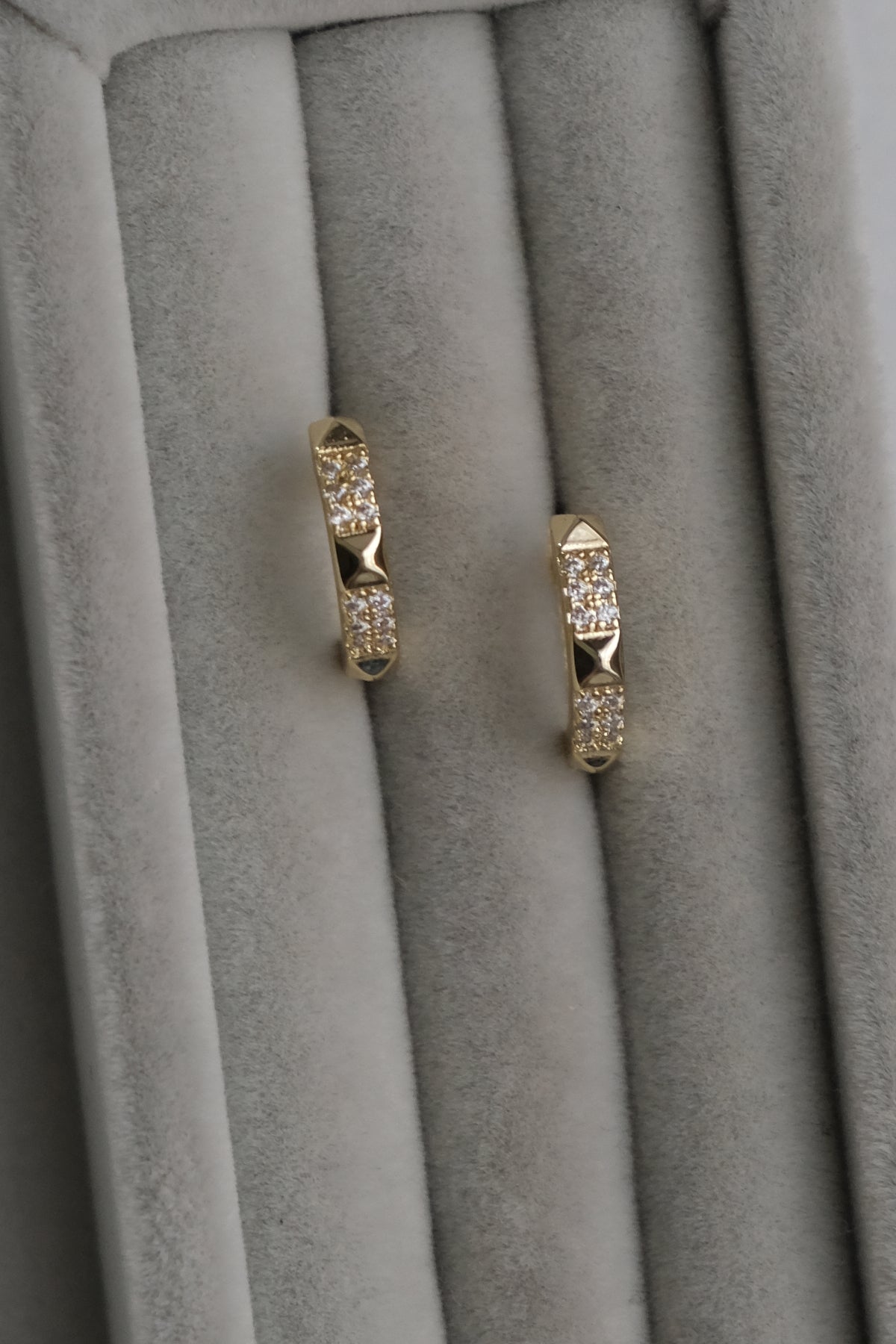 Rockstud Huggies Earrings in Gold